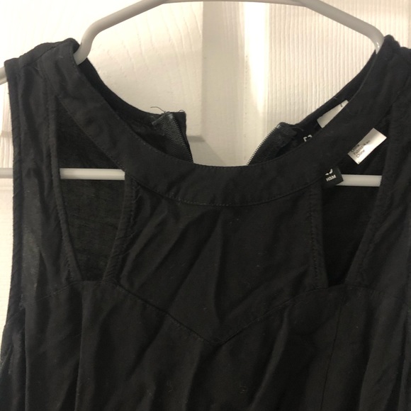 Simple Black Cutout Dress - Picture 4 of 4